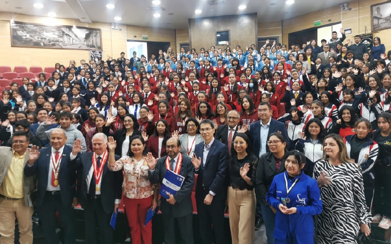 800x500 Girls in ICT Peru