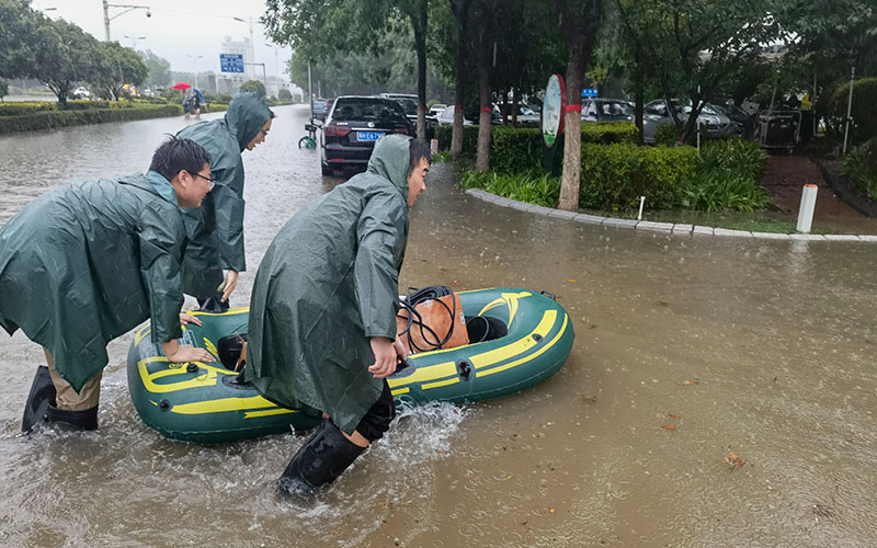 <p>Huawei engineers transporting emergency repair equipment in the rain