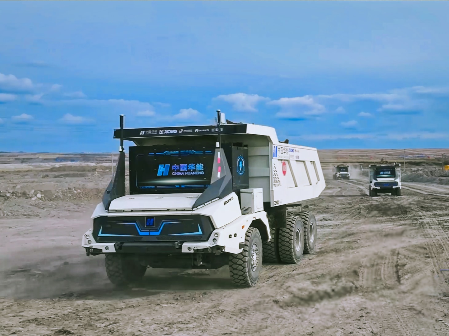 Three Huaneng mining trucks driving along - Huawei