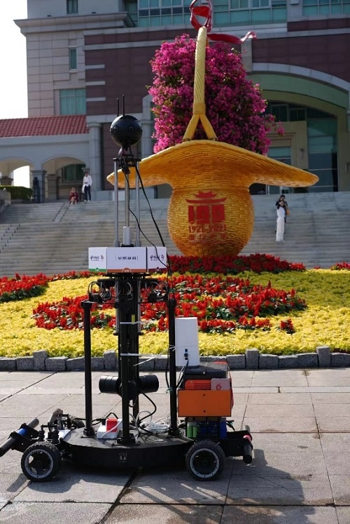 Broadcast with panoramic robots