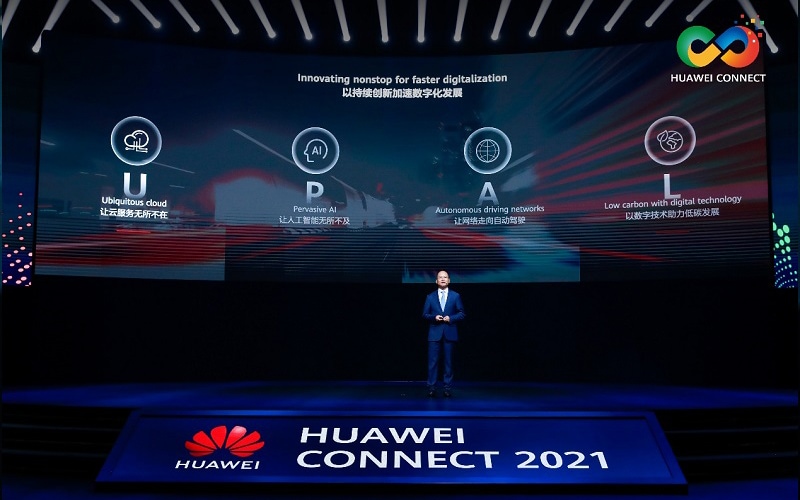 Președintele rotativ al Huawei Eric Xu ține un discurs la HUAWEI CONNECT 2021