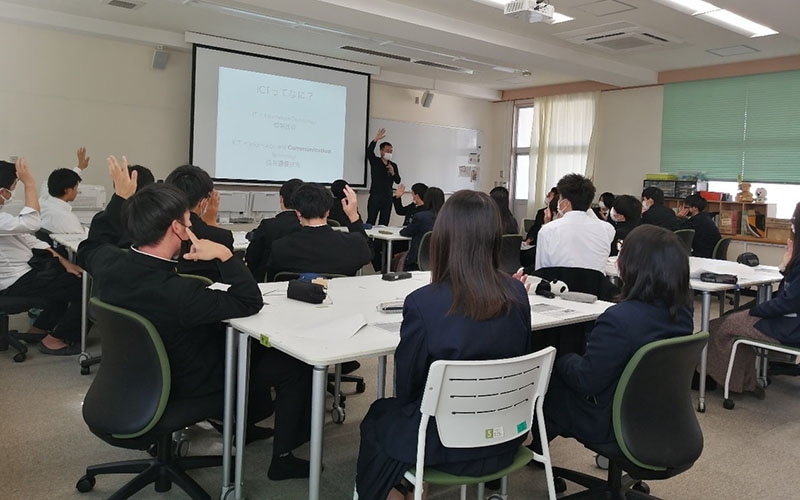 「未来の種JAPAN」プログラムで、ICTについて講演を行う九頭龍雄一郎氏