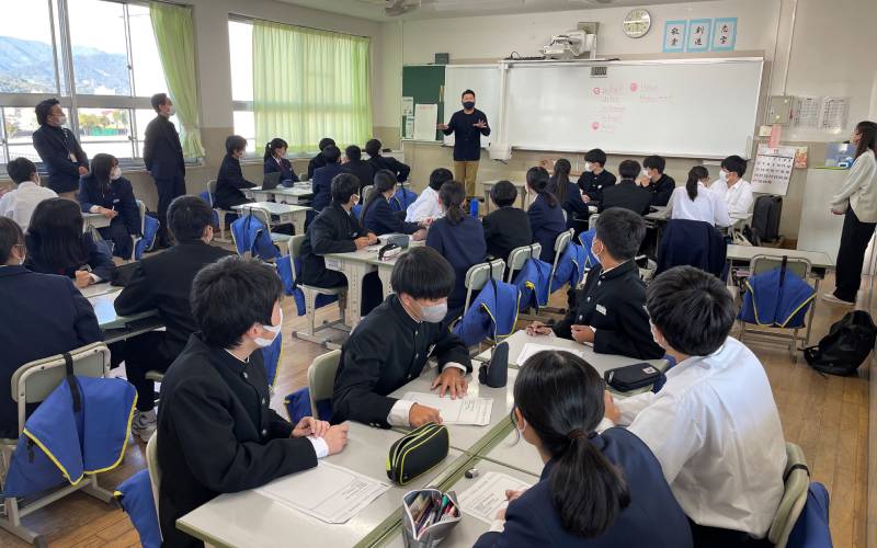 和歌山・日高高等学校附属中学校でのグループワークの様子