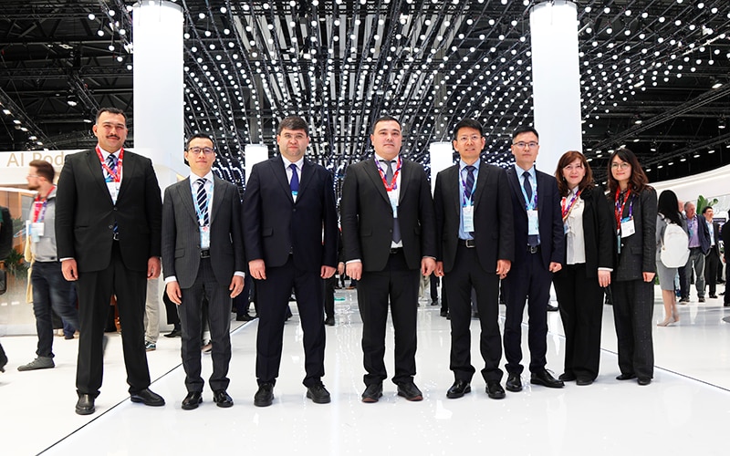 MWC24 delegatsiya iz uzbekistan na stende huawei